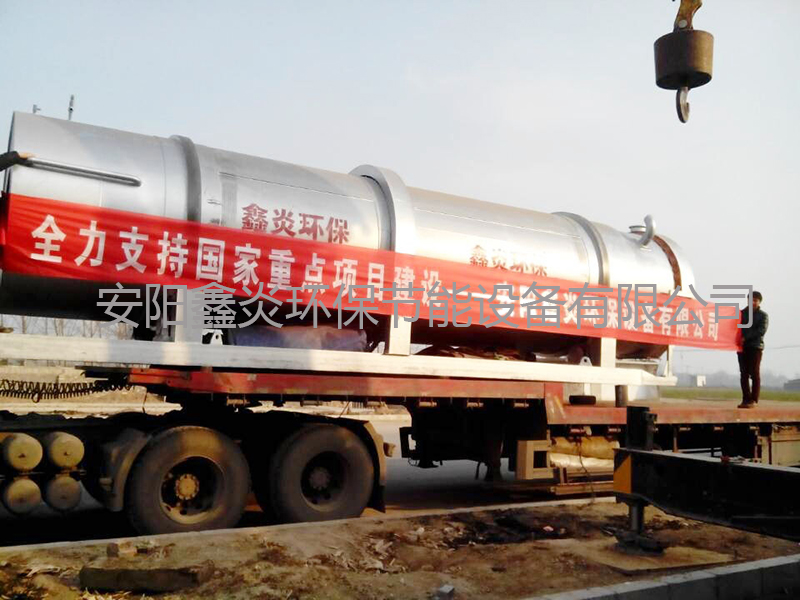 吊运中的冷渣机